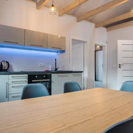 Aston -domek Przy Lesie, Przestronny, *