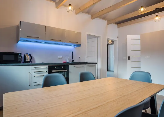 Aston -domek Przy Lesie, Przestronny, *